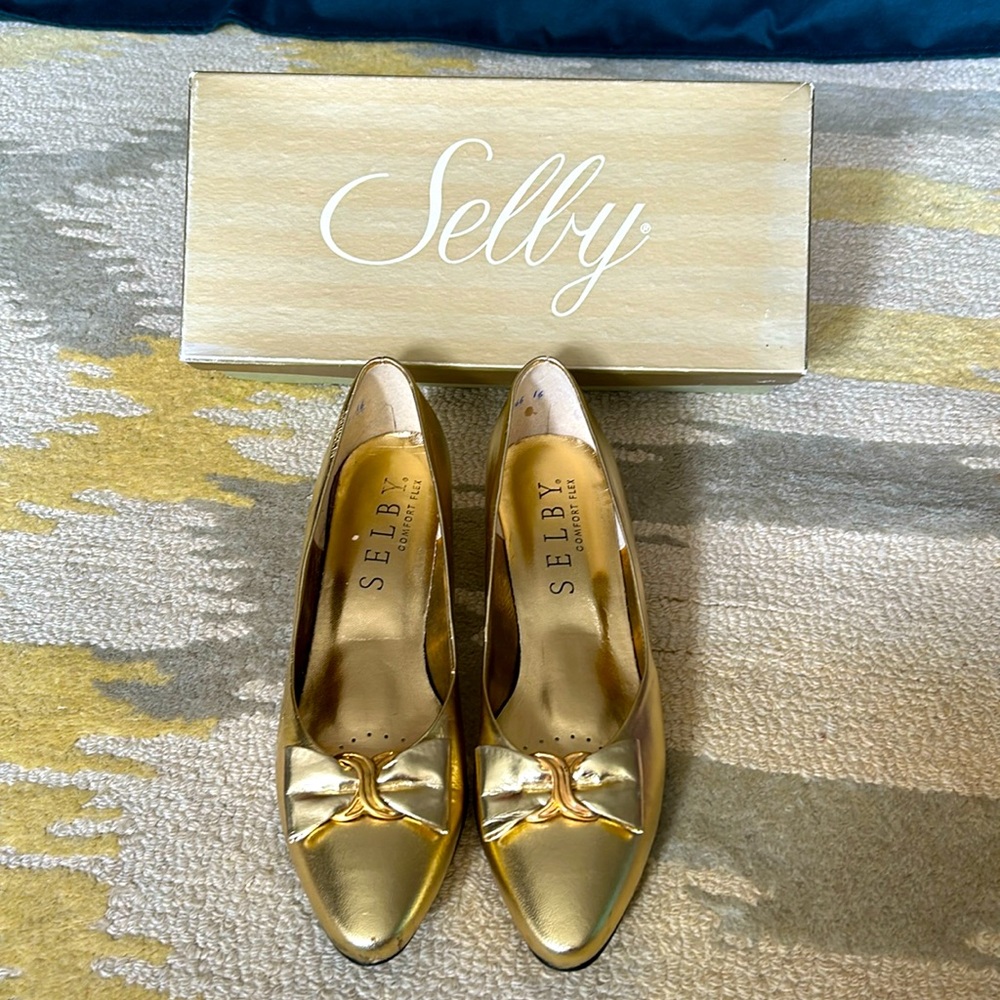 Selby Hillary Gold size 10 Narrow